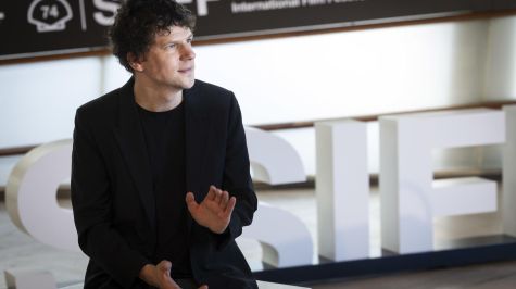 El director artístico, guionista y actor Jesse Eisenberg posa este miércoles en el Festival de Cine de San Sebastián, donde ha presentado 'The debut', que compite en la sección oficial de la 74 edición del certamen. EFE/ Javier Etxezarreta El director artístico, guionista y actor Jesse Eisenberg posa este miércoles en el Festival de Cine de San Sebastián, donde ha presentado 'The debut', que compite en la sección oficial de la 74 edición del certamen. EFE/ Javier Etxezarreta