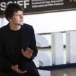El director artístico, guionista y actor Jesse Eisenberg posa este miércoles en el Festival de Cine de San Sebastián, donde ha presentado 'The debut', que compite en la sección oficial de la 74 edición del certamen. EFE/ Javier Etxezarreta El director artístico, guionista y actor Jesse Eisenberg posa este miércoles en el Festival de Cine de San Sebastián, donde ha presentado 'The debut', que compite en la sección oficial de la 74 edición del certamen. EFE/ Javier Etxezarreta