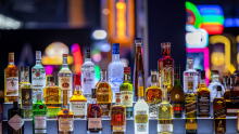 La suspensión abarca la venta de alcohol en envase cerrado, abierto y al copeo, así como la distribución de bebidas alcohólicas en los establecimientos ubicados en zonas aledañas. (Foto: Especial)