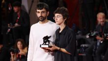 Los directores de 'NAZA? Rachel Szor y Yuval Abraham con el Premio Especial del Jurado en el Festival de Venecia. EFE/EPA/BUESRA TASDEMIR