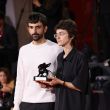 Los directores de 'NAZA? Rachel Szor y Yuval Abraham con el Premio Especial del Jurado en el Festival de Venecia. EFE/EPA/BUESRA TASDEMIR Los directores de 'NAZA? Rachel Szor y Yuval Abraham con el Premio Especial del Jurado en el Festival de Venecia. EFE/EPA/BUESRA TASDEMIR