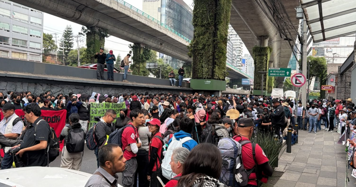 Padres de los 43 normalistas de Ayotzinapa llegan a CNDH y bloquean ...