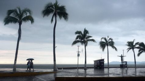 A las 18:00 horas de este jueves, el centro del ciclón se localizó a 270 kilómetros al suroeste de Manzanillo, Colima, y a 765 kilómetros al sureste de Cabo San Lucas, Baja California Sur (Foto: EFE)
