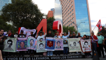 Durante el acto también fueron recordados los estudiantes que perdieron la vida durante los hechos ocurridos en Iguala, Guerrero, en septiembre de 2014. (Foto: Cuenta de X @CentroProdh )