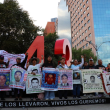 Durante el acto también fueron recordados los estudiantes que perdieron la vida durante los hechos ocurridos en Iguala, Guerrero, en septiembre de 2014. (Foto: Cuenta de X @CentroProdh )