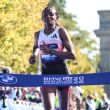 Tigst Assefa cruza la meta en primer lugar del Maratón de Berlín (Foto EFE)