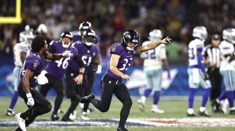 Tyler Loop festeja tras conectar el gol del campo del triunfo ante Cowboys (Foto EFE)
