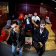 Convertidos en uno de los pocos fenómenos de masas actuales ajenos a la música urbana, avalados por seis Premios de la Academia de la Música por su trabajo previo, la banda española Arde Bogotá que, al empezar a trabajar en su nuevo disco, se asomaron a un "precipicio creativo" y al "fantasma del miedo". "Cuando todos éramos pequeños era una aventura de ir viendo; ahora de repente genera un vértigo diferente que no conocíamos y creo que solo te salva la certeza de que lo que haces te representa", responde en una charla con EFE el vocalista del cuarteto, Antonio García, ante la publicación este viernes de 'Manufacturas del Club de la Gente Sola (MCGS)'. EFE/Fernando Villar