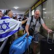 Reciben a los 180 pasajeros en Tel Aviv (Foto EFE) Reciben a los 180 pasajeros en Tel Aviv (Foto EFE)