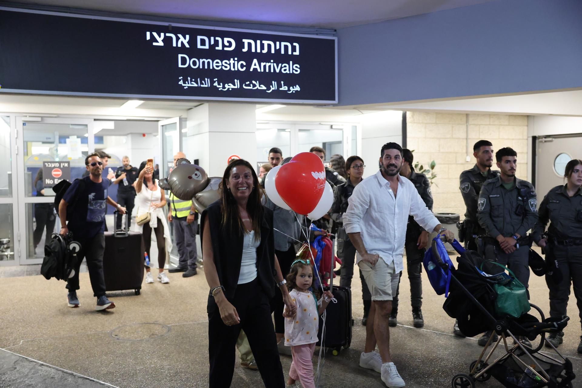 En la terminal de entrada, decenas de familiares y allegados esperaban con globos, banderas israelíes y al grito de "El pueblo de Israel vive"