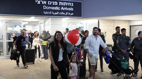 En la terminal de entrada, decenas de familiares y allegados esperaban con globos, banderas israelíes y al grito de "El pueblo de Israel vive"