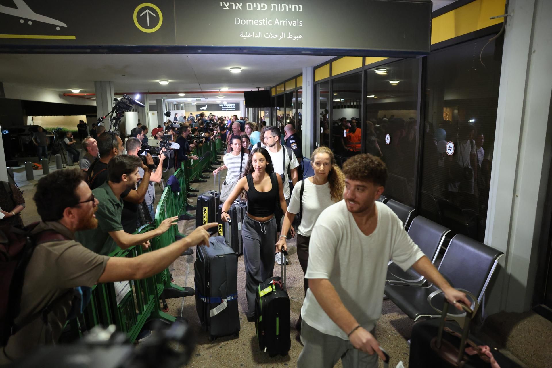 En la terminal de entrada, decenas de familiares y allegados esperaban con globos, banderas israelíes y al grito de "El pueblo de Israel vive"