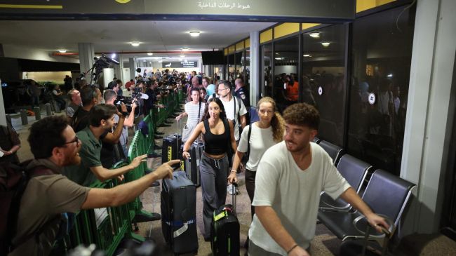 En la terminal de entrada, decenas de familiares y allegados esperaban con globos, banderas israelíes y al grito de "El pueblo de Israel vive" En la terminal de entrada, decenas de familiares y allegados esperaban con globos, banderas israelíes y al grito de "El pueblo de Israel vive"