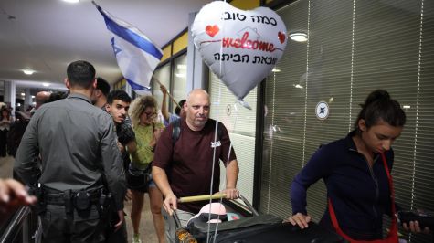 En la terminal de entrada, decenas de familiares y allegados esperaban con globos, banderas israelíes y al grito de "El pueblo de Israel vive"