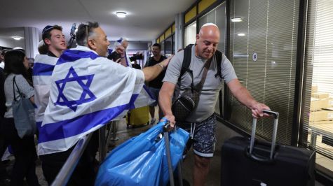 En la terminal de entrada, decenas de familiares y allegados esperaban con globos, banderas israelíes y al grito de "El pueblo de Israel vive"