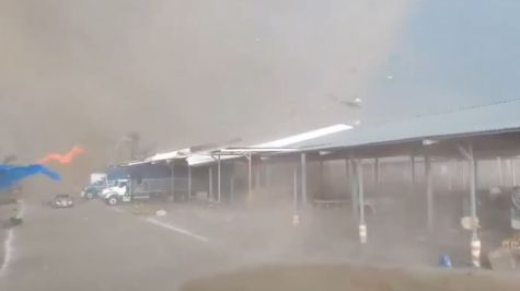 El fenómeno ocurrió durante la tarde del martes y provocó polvo, reducción de visibilidad y desplazamiento de lonas, objetos y mercancía dentro del área comercial.(especial) El fenómeno ocurrió durante la tarde del martes y provocó polvo, reducción de visibilidad y desplazamiento de lonas, objetos y mercancía dentro del área comercial.(especial)