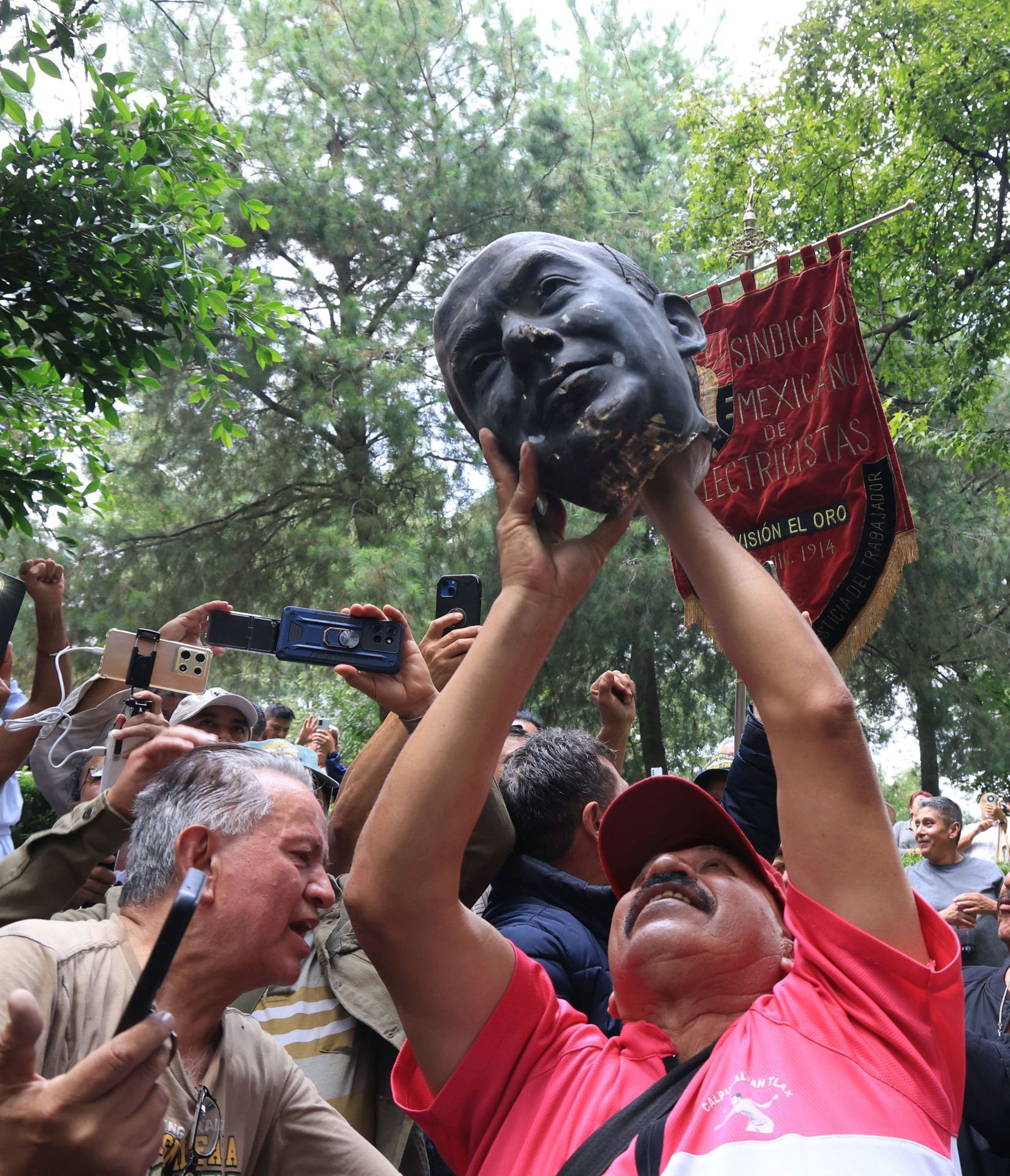 Los manifestantes decapitaron la estatua, misma que ya se encontraba caída en el complejo cultural de Los Pinos. 