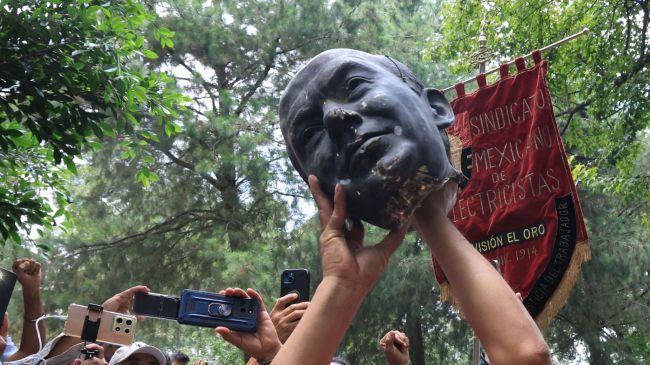 Los manifestantes decapitaron la estatua, misma que ya se encontraba caída en el complejo cultural de Los Pinos. Los manifestantes decapitaron la estatua, misma que ya se encontraba caída en el complejo cultural de Los Pinos.