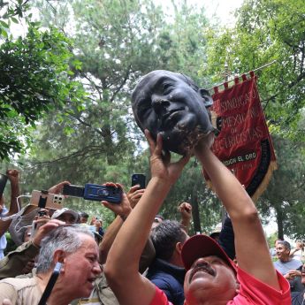 Los manifestantes decapitaron la estatua, misma que ya se encontraba caída en el complejo cultural de Los Pinos. 