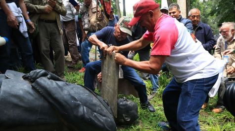 Con la placa del pedestal, los manifestante separaron la cabeza del cuerpo de la estatua. (Foto: Cuartoscuro)