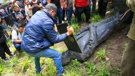 El acto se produjo como parte de una manifestación contra el expresidente, quien se encontraba dando una plática. (Foto: Cuartoscuro)