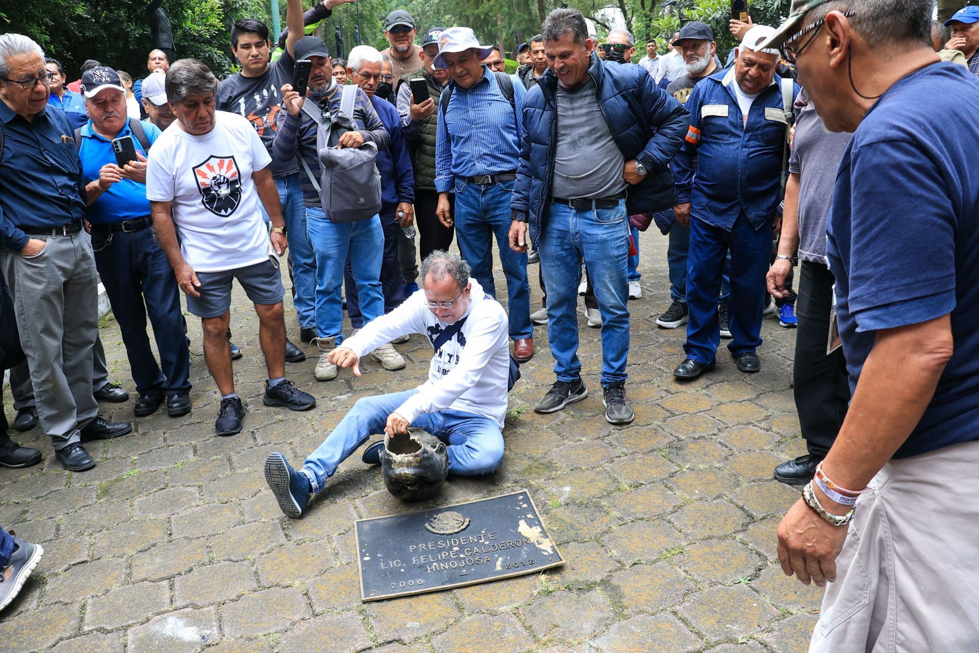 La estatua se encontraba fuera de su sitio desde hace años, sin que autoridades del recinto hicieran algo por repararla. (Foto: Cuartoscuro)