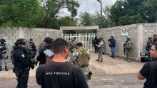 Las autoridades descartaron el uso de armas de fuego y señalaron que se utilizaron armas blancas y objetos tipo petardos. (Foto EFE)