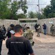 Las autoridades descartaron el uso de armas de fuego y señalaron que se utilizaron armas blancas y objetos tipo petardos. (Foto EFE)