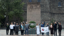 Durante la ceremonia, realizada en la Plaza de las Tres Culturas, Brugada estuvo acompañada por sobrevivientes y familiares de las víctimas del movimiento estudiantil. (Foto: Cuartoscuro)