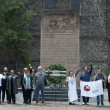 Durante la ceremonia, realizada en la Plaza de las Tres Culturas, Brugada estuvo acompañada por sobrevivientes y familiares de las víctimas del movimiento estudiantil. (Foto: Cuartoscuro)
