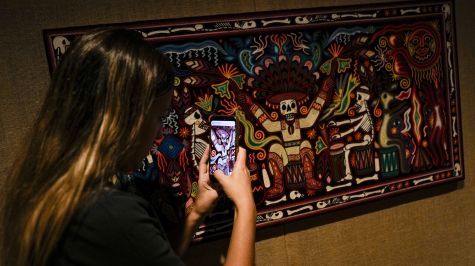Presentación del tradicional altar de muertos de la Casa de México en España, inspirado este año en las montañas de Michoacán y dedicado al cantante y compositor mexicano Agustín Lara realizado por la diseñadora Beatriz Redo. (EFE)