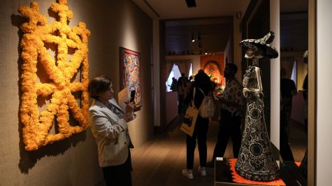 Presentación del tradicional altar de muertos de la Casa de México en España, inspirado este año en las montañas de Michoacán y dedicado al cantante y compositor mexicano Agustín Lara realizado por la diseñadora Beatriz Redo. (EFE)