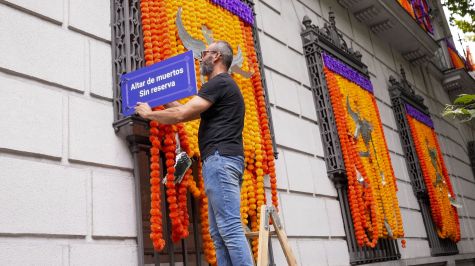 Presentación del tradicional altar de muertos de la Casa de México en España, inspirado este año en las montañas de Michoacán y dedicado al cantante y compositor mexicano Agustín Lara realizado por la diseñadora Beatriz Redo. (EFE)