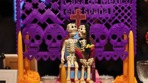 Presentación del tradicional altar de muertos de la Casa de México en España, inspirado este año en las montañas de Michoacán y dedicado al cantante y compositor mexicano Agustín Lara realizado por la diseñadora Beatriz Redo. (EFE)