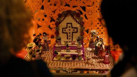 Presentación del tradicional altar de muertos de la Casa de México en España, inspirado este año en las montañas de Michoacán y dedicado al cantante y compositor mexicano Agustín Lara realizado por la diseñadora Beatriz Redo. (EFE)