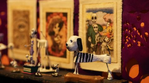 Presentación del tradicional altar de muertos de la Casa de México en España, inspirado este año en las montañas de Michoacán y dedicado al cantante y compositor mexicano Agustín Lara realizado por la diseñadora Beatriz Redo. (EFE)