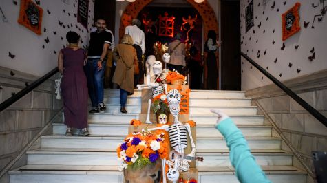 Presentación del tradicional altar de muertos de la Casa de México en España, inspirado este año en las montañas de Michoacán y dedicado al cantante y compositor mexicano Agustín Lara realizado por la diseñadora Beatriz Redo. (EFE)