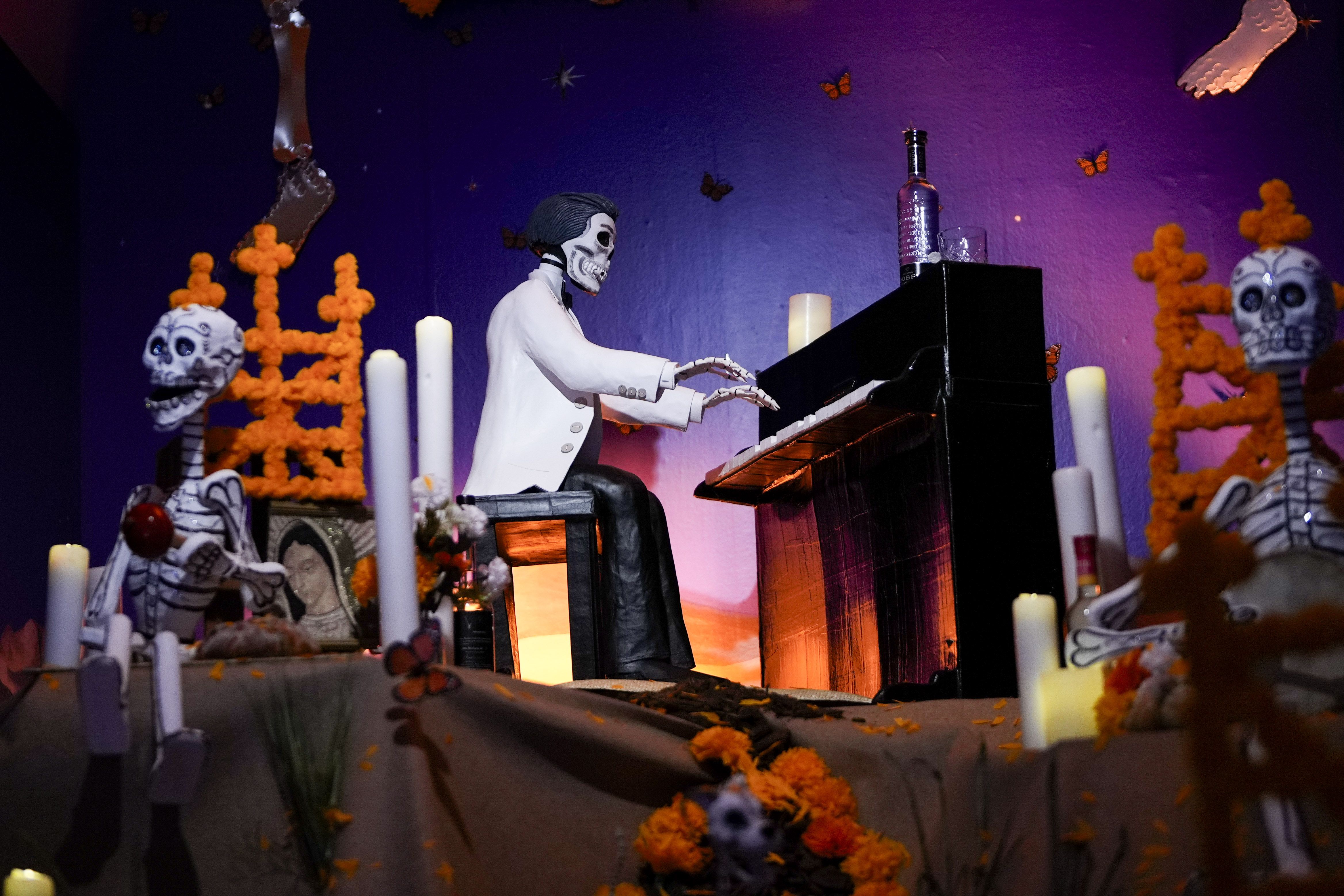 Presentación del tradicional altar de muertos de la Casa de México en España, inspirado este año en las montañas de Michoacán y dedicado al cantante y compositor mexicano Agustín Lara realizado por la diseñadora Beatriz Redo. (EFE)