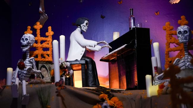 Presentación del tradicional altar de muertos de la Casa de México en España, inspirado este año en las montañas de Michoacán y dedicado al cantante y compositor mexicano Agustín Lara realizado por la diseñadora Beatriz Redo. (EFE) Presentación del tradicional altar de muertos de la Casa de México en España, inspirado este año en las montañas de Michoacán y dedicado al cantante y compositor mexicano Agustín Lara realizado por la diseñadora Beatriz Redo. (EFE)