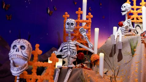 Presentación del tradicional altar de muertos de la Casa de México en España, inspirado este año en las montañas de Michoacán y dedicado al cantante y compositor mexicano Agustín Lara realizado por la diseñadora Beatriz Redo. (EFE)