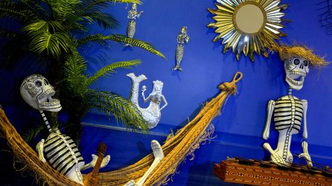 Presentación del tradicional altar de muertos de la Casa de México en España, inspirado este año en las montañas de Michoacán y dedicado al cantante y compositor mexicano Agustín Lara realizado por la diseñadora Beatriz Redo. (EFE)