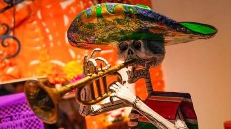 Presentación del tradicional altar de muertos de la Casa de México en España, inspirado este año en las montañas de Michoacán y dedicado al cantante y compositor mexicano Agustín Lara realizado por la diseñadora Beatriz Redo. (EFE)