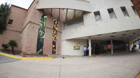 Fotografía de la fachada de la funeraria donde es velada Nery Edith Nevárez González, asesinada ayer por dos exalumnos al interior de la escuela secundaria General número 13, en Torreón. (EFE)