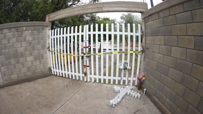 Fotografía de veladoras y flores en la puerta de la secundaria General número 13, en memoria de la maestra Nery Edith Nevárez González, asesinada por dos exalumnos al interior de la escuela secundaria General número 13, en Torreón. (EFE) Fotografía de veladoras y flores en la puerta de la secundaria General número 13, en memoria de la maestra Nery Edith Nevárez González, asesinada por dos exalumnos al interior de la escuela secundaria General número 13, en Torreón. (EFE)