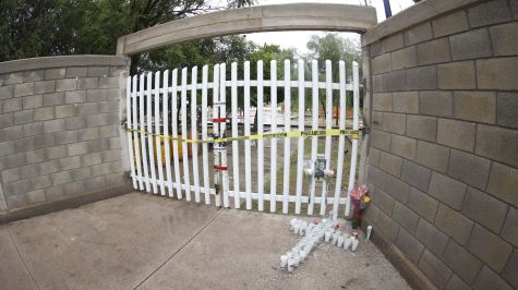 Fotografía de veladoras y flores en la puerta de la secundaria General número 13, en memoria de la maestra Nery Edith Nevárez González, asesinada por dos exalumnos al interior de la escuela secundaria General número 13, en Torreón. (EFE)