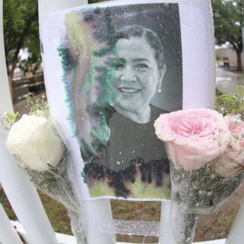Fotografía que muestra una imagen de la maestra Nery Edith Nevárez González, asesinada por dos exalumnos al interior de la escuela secundaria General número 13, en Torreón. (EFE)