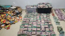 Entre lo asegurado también había 35 mil 726 cigarrillos en distintas presentaciones, además de cuatro cargadores y 80 cartuchos. (SSP Sinaloa)