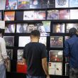 Jóvenes observan discos de vinilo este domingo, en Ciudad de México (México). EFE/Tomas Pérez
