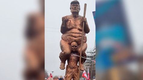 La escultura mide 2.5 metros de altura, está hecha de cobre recubierto con oro de 23 quilates y fue creada por el artista danés Jens Galschiøt. (Captura de pantalla tomada de redes sociales)