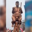 La escultura mide 2.5 metros de altura, está hecha de cobre recubierto con oro de 23 quilates y fue creada por el artista danés Jens Galschiøt. (Captura de pantalla tomada de redes sociales)